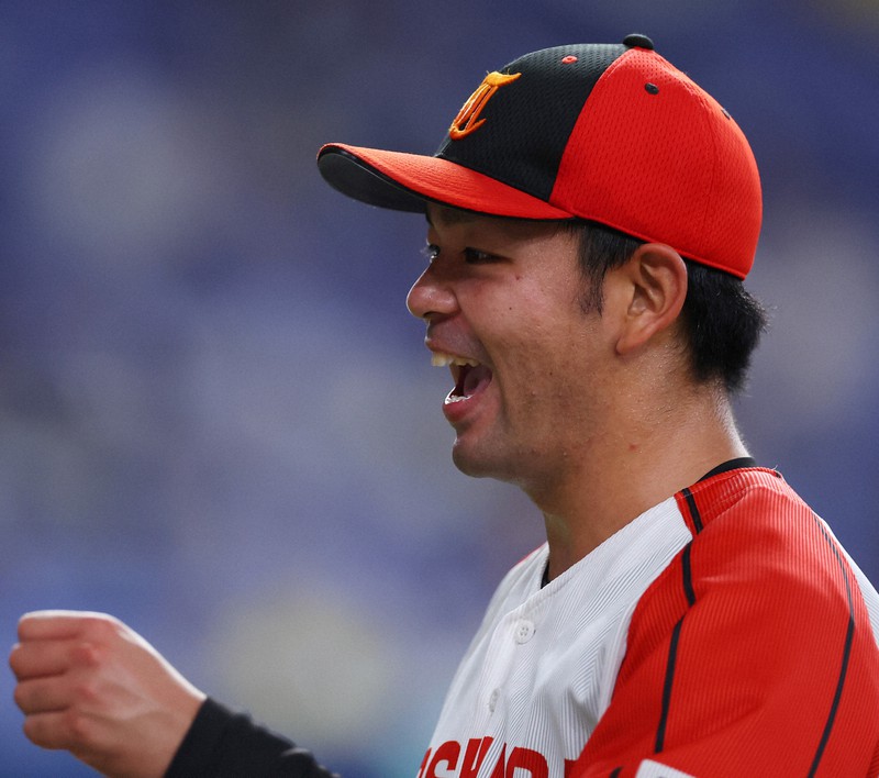 【鷺宮製作所-東芝】六回表を無失点に抑え、笑顔でベンチに戻る東芝の先発・藤村=京セラドーム大阪で2022年11月4日、滝川大貴撮影