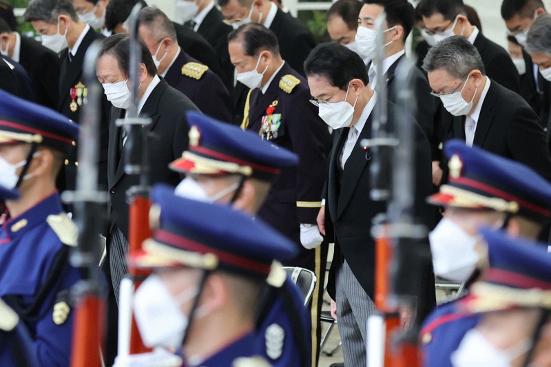 自衛隊殉職隊員追悼式で、黙とうする岸田首相(中央右)ら=東京都新宿区の防衛省で2022年11月5日午前9時12分(代表撮影)