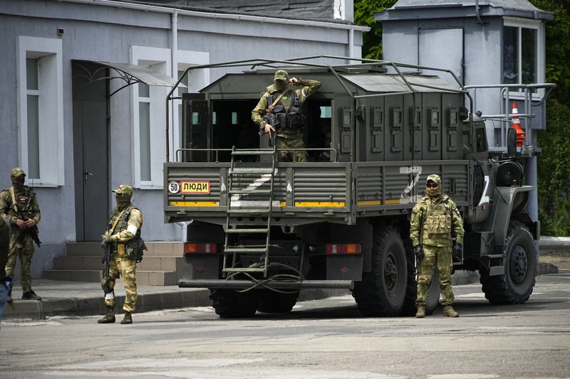 ロシア軍の兵士ら=ウクライナ南部ヘルソン州で2022年5月20日、AP