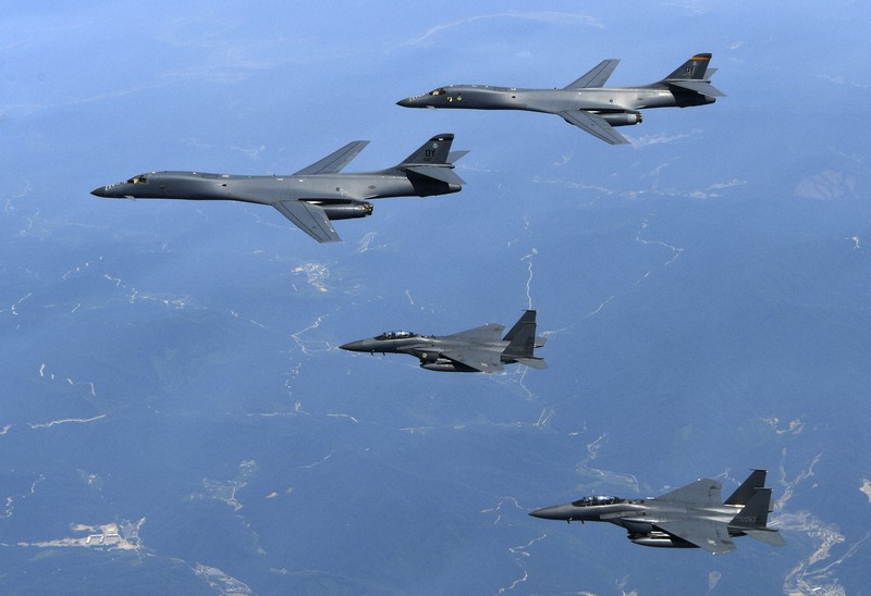 朝鮮半島上空を飛行する米軍のB1B戦略爆撃機(上の2機)と、韓国軍のF15K戦闘機(下の2機)=2017年6月20日、韓国国防省提供・AP