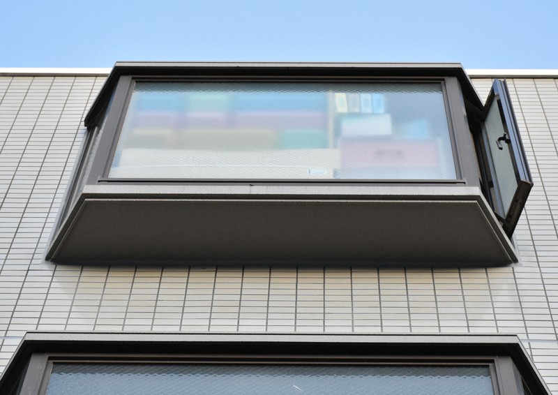 男児が倒れていた場所の真上にあるマンション4階の部屋。窓が一部開いていた=大阪府豊中市で2022年11月5日午後4時22分、砂押健太撮影