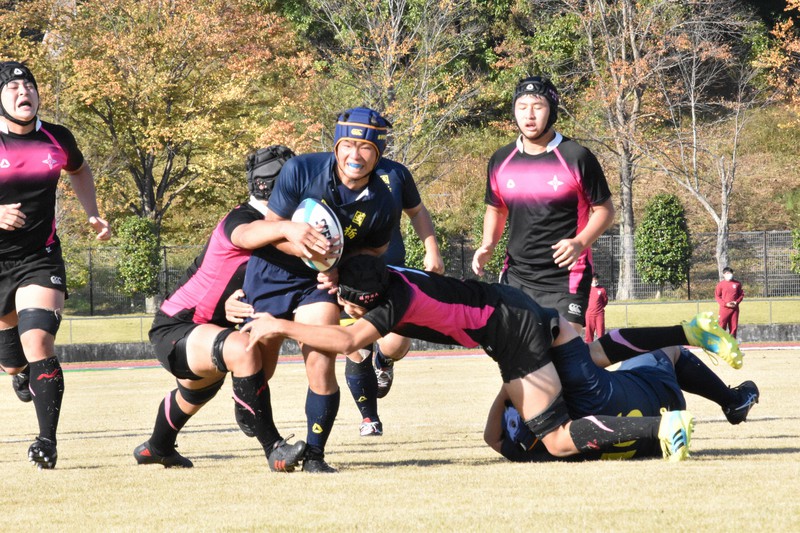 突進する国学院栃木の選手(中央)=栃木県佐野市の市運動公園陸上競技場で2022年11月5日午後2時9分、面川美栄撮影