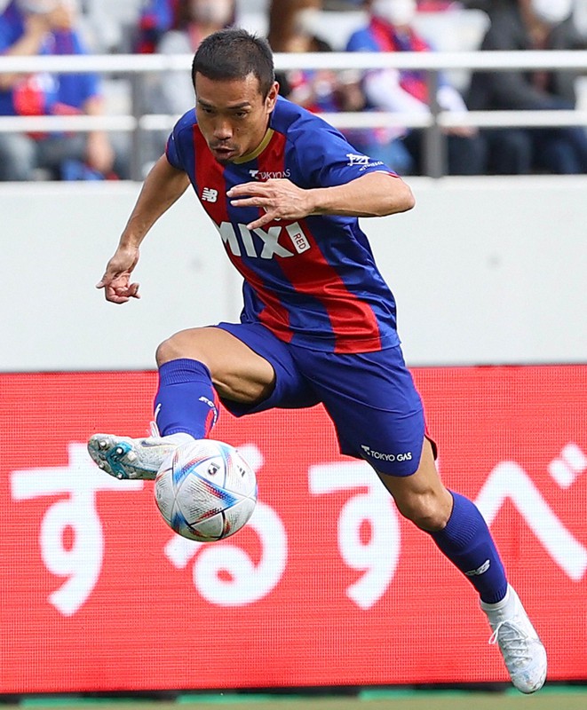 【FC東京-川崎】前半、パスを出すFC東京の長友佑都=味の素スタジアムで2022年11月5日、宮武祐希撮影