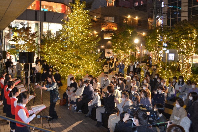 点灯が始まった広島アンデルセンのクリスマスツリー=広島市中区で2022年11月1日午後5時56分、山本尚美撮影
