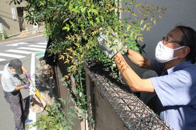 木の枝切りや除草の作業に汗を流す「街のお助け隊コンセルジュ」のメンバーたち＝東京都品川区で