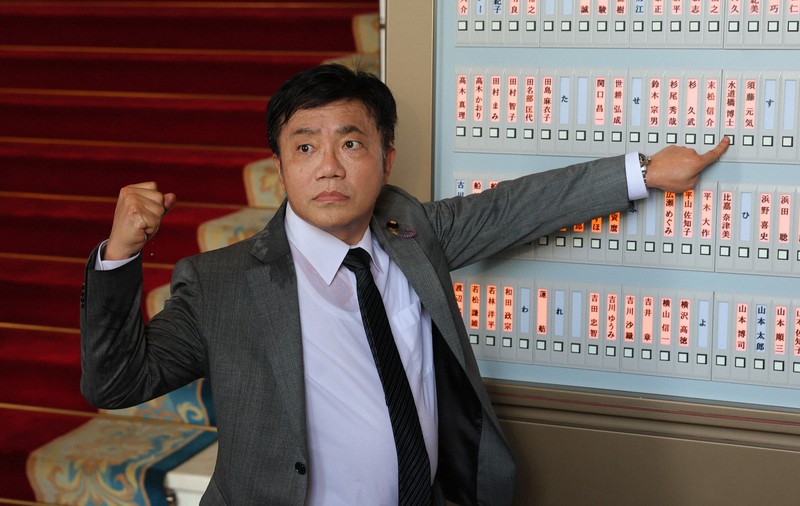 初登院し、登院盤のボタンを押すれいわ新選組の水道橋博士氏=国会内で2022年8月3日、長谷川直亮撮影
