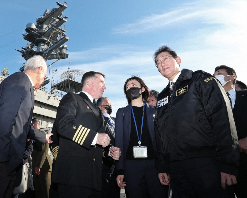 米海軍の原子力空母ロナルド・レーガンに乗艦し、関係者の説明を聞く岸田首相(右)=相模湾で2022年11月6日午後2時37分(代表撮影)