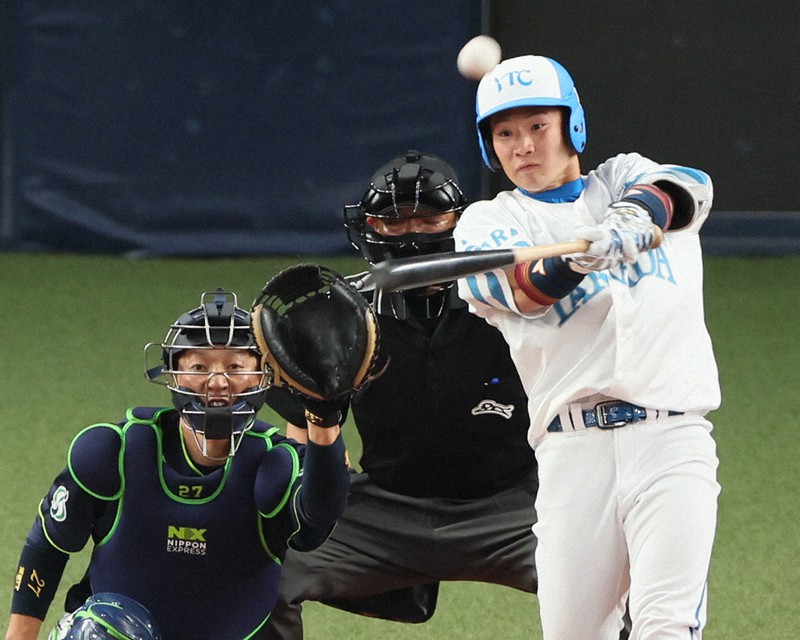 【大和高田クラブ-日本通運】三回表大和高田クラブ1死、西浦が左越え本塁打を放つ(捕手・木南)=京セラドーム大阪で2022年11月6日、中川祐一撮影