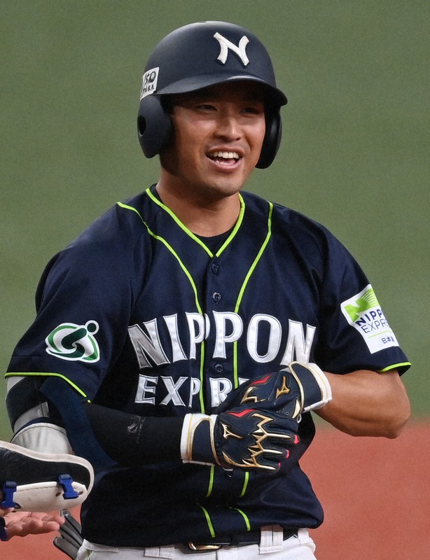 【大和高田クラブ-日本通運】一回裏日本通運無死、添田が三塁打を放ち、笑顔を見せる=京セラドーム大阪で2022年11月6日、木葉健二撮影