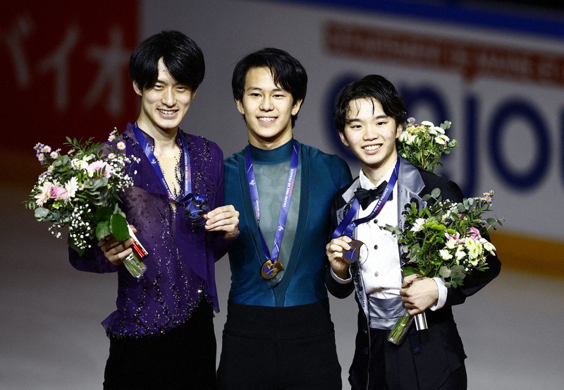 フランス杯の男子表彰式で笑顔を見せる2位の山本草太(左)と3位の友野一希(右)。中央は優勝したアダム・シアオイムファ=フランス・アンジェで2022年11月5日、ロイター