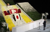 安倍晋三元首相の国葬で追悼の辞を述べる菅義偉前首相＝東京都千代田区の日本武道館で2022年9月27日午後2時48分（代表撮影）
