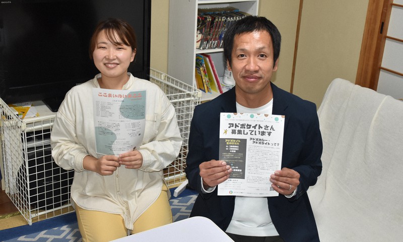 「子どもアドボケイト」を養成する香川県の実証事業を受託したNPOの合木啓雄理事長(右)=高松市多賀町で2022年10月24日午後6時1分、西本紗保美撮影