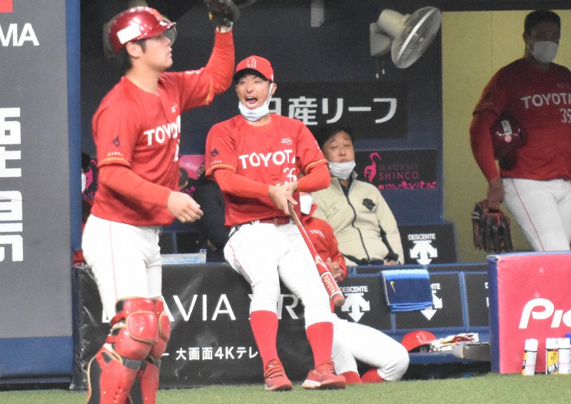 試合前の練習を見守る細山田武史コーチ(左から2人目)=大阪市の京セラドーム大阪で2022年11月7日午前8時41分、林大樹撮影