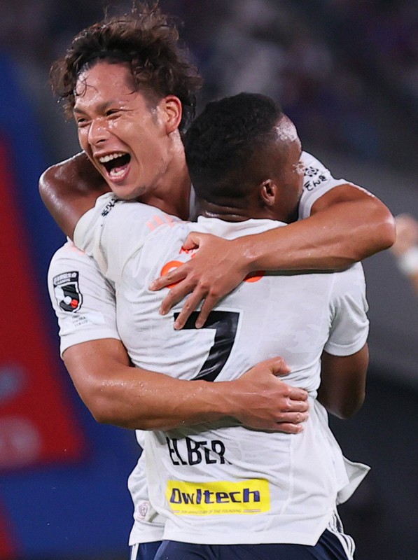 FC東京戦の前半、先制ゴールを決めて喜ぶ横浜マの岩田智輝(左)=味の素スタジアムで2022年9月3日、宮武祐希撮影