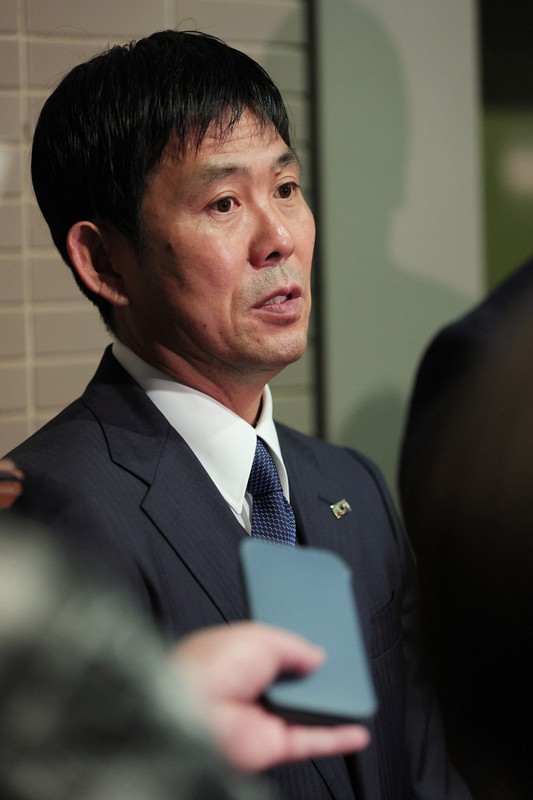 サッカーW杯カタール大会へ出発前に、記者団の質問に答える日本代表の森保一監督=成田空港で2022年11月7日午後8時10分、吉田航太撮影