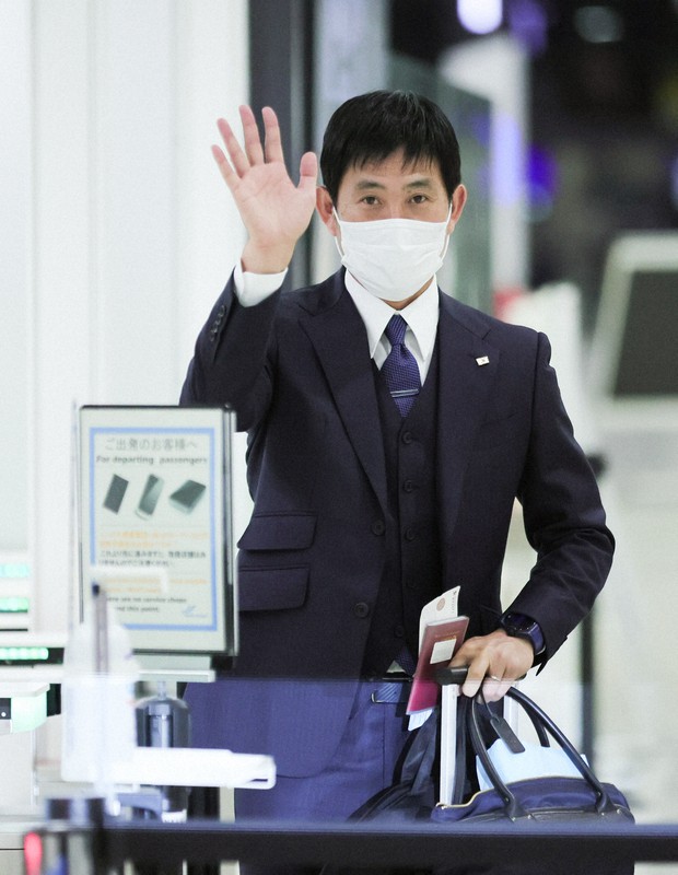 サッカーW杯カタール大会へ出発する日本代表の森保一監督=成田空港で2022年11月7日午後8時21分、吉田航太撮影