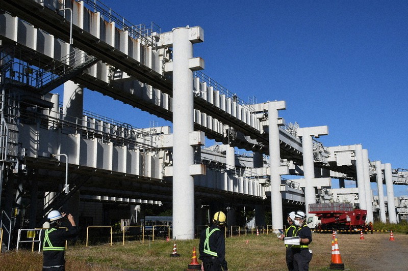 ドローンを飛ばしてモノレールの軌道を点検する作業員ら=千葉市稲毛区で2022年10月31日午後2時19分、山本佳孝撮影