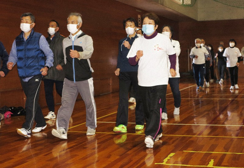 ガウダーさんをしのび、パワーウォーキングに励む参加者たち=長野県小布施町で2022年11月6日午前11時38分、山本悟撮影