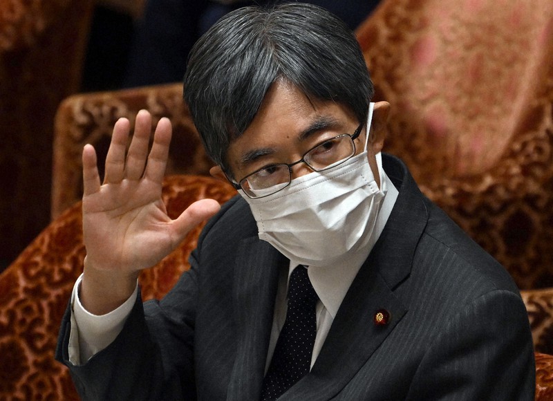 衆院政治倫理・公選法改正特別委員会で立憲民主党の後藤祐一氏の質問に答えるため挙手する寺田稔総務相=国会内で2022年11月8日午前9時8分、竹内幹撮影