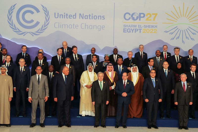 国連気候変動枠組み条約第27回締約国会議(COP27)会場で記念写真に納まる各国首脳ら=エジプト・シャルムエルシェイクで2022年11月7日、ロイター