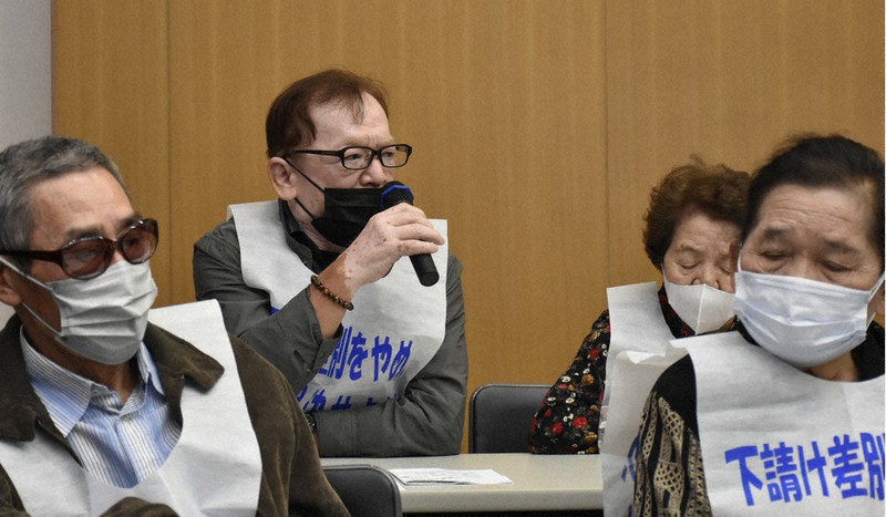 判決後の集会で、請求が認められなかった無念を語る原告団の白木事務局長(左から2人目)や田中副団長(右端)=長崎市で2022年11月7日午後0時7分、高橋広之撮影