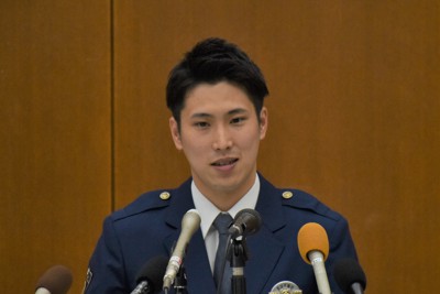 剣道の全日本選手権で初優勝した喜びを語る村上哲彦巡査部長＝松山市の愛媛県警本部で2022年11月8日午前11時14分、斉藤朋恵撮影