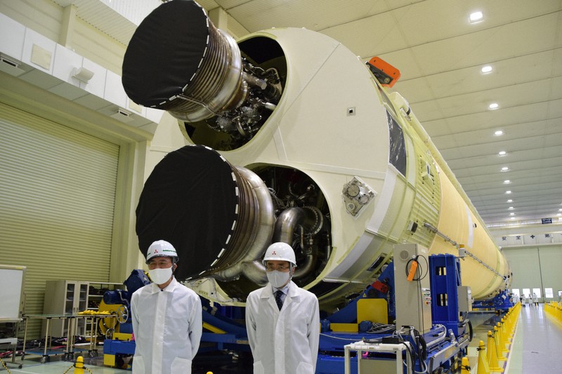 報道陣に公開された開発中のロケット「H3」。第1段機体の最下部には試験用の主エンジン2基が取り付けられている=愛知県飛島村の三菱重工業飛島工場で2021年1月23日、池田知広撮影