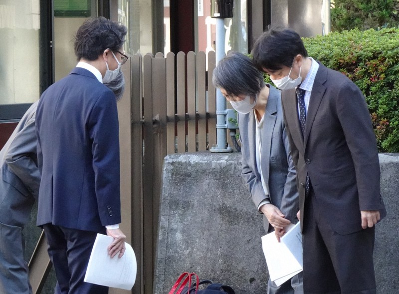 最高裁職員(左)に、家裁の離婚調停のあり方について改善を求める「シングルマザーサポート団体全国協議会」の赤石千衣子代表(右奥)ら=東京都千代田区で2022年11月8日、吉永磨美撮影