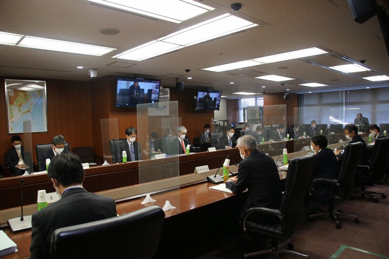 国交省の対策検討委の第9回会合では、運航管理体制の在り方などが議論された=東京都千代田区で2022年11月8日午後2時ごろ、木下翔太郎撮影