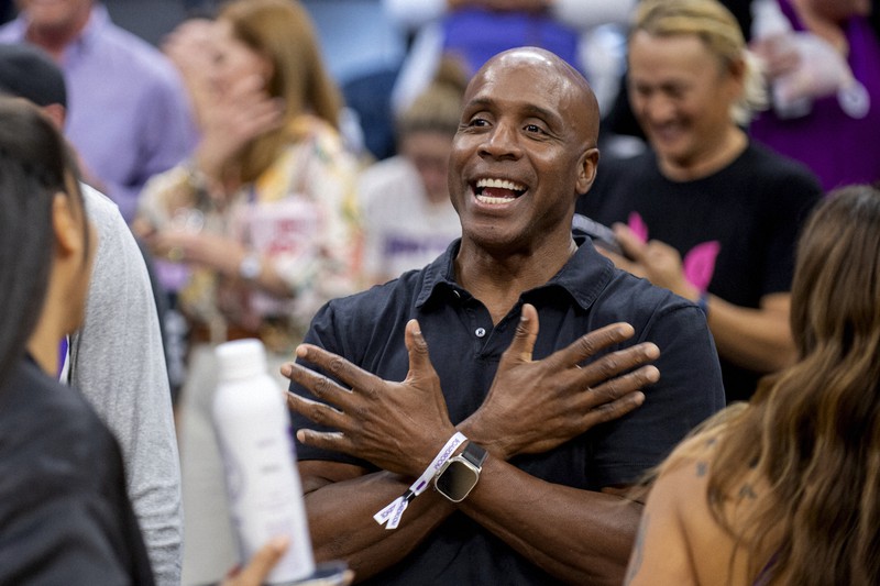 米プロバスケットボールNBAの試合を観戦するバリー・ボンズ氏=米サクラメントで2022年10月19日、AP