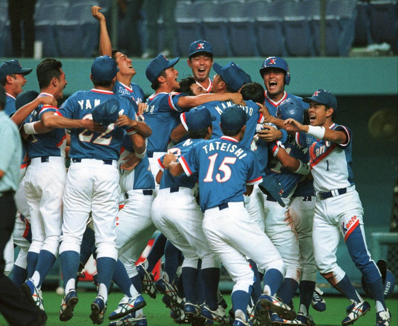 劇的な逆転サヨナラ勝ちで社会人日本一を決め、抱き合って喜ぶNTT関東の選手たち=1998年10月11日、矢頭智剛撮影