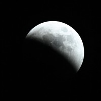 月食が始まり、欠けていく満月＝東京都墨田区で2022年11月8日午後6時43分、北山夏帆撮影