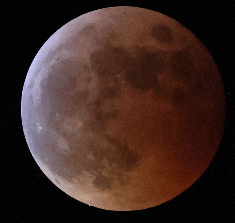 皆既食の月に隠れ始めた天王星（左下）＝岐阜市で2022年11月8日午後8時34分、兵藤公治撮影