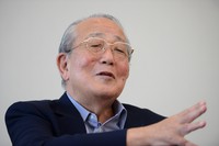 インタビューに答える稲盛和夫氏＝京都市伏見区の京セラ本社で2013年8月21日、中村琢磨撮影