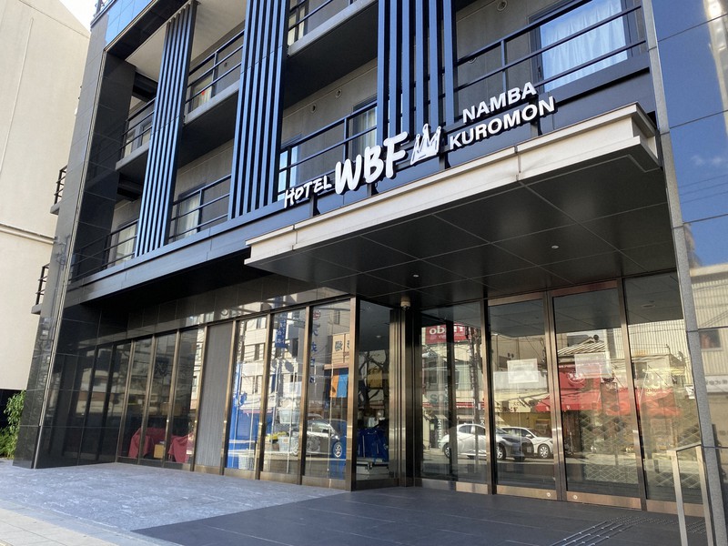 WBFグループが大阪・ミナミで運営していたホテル。今も営業を停止したままだ=大阪市中央区で2022年10月26日午後1時37分、小坂剛志撮影