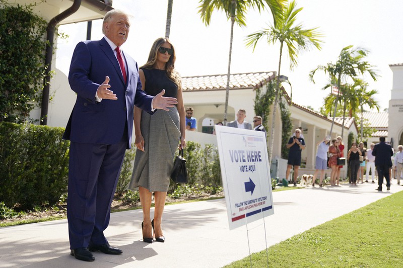 米中間選挙の投票を終え、記者団の取材に応じるトランプ前大統領(左)=米南部フロリダ州パームビーチで2022年11月8日、AP
