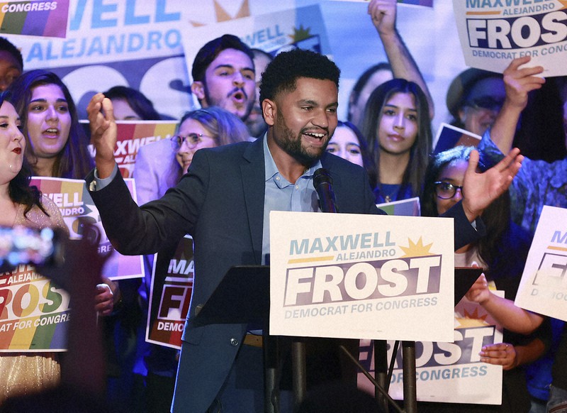 米中間選挙の連邦下院選で当選確実となった25歳のマックスウェル・フロスト氏=米南部フロリダ州オーランドで2022年11月8日、AP