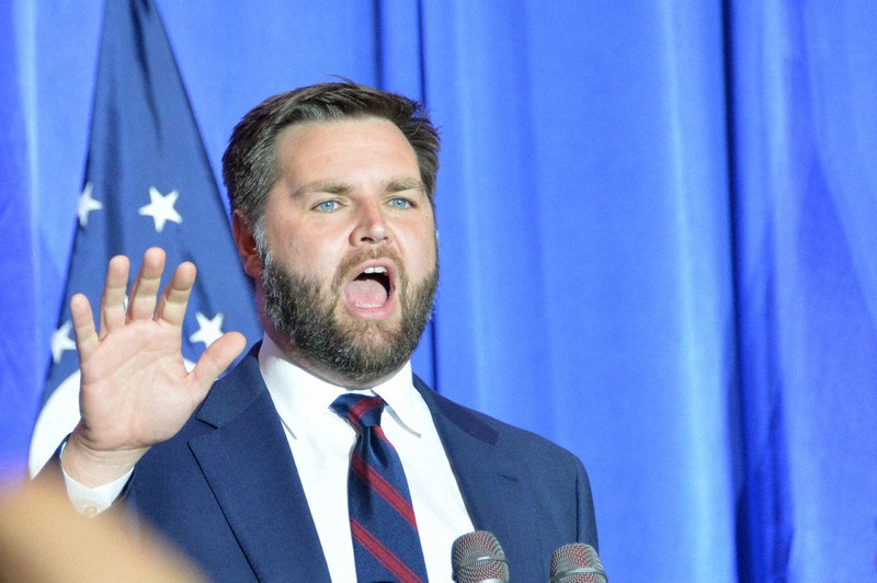 当選が確実になり、勝利宣言する共和党のJ・D・バンス氏=米中西部オハイオ州コロンバスで2022年11月8日、隅俊之撮影