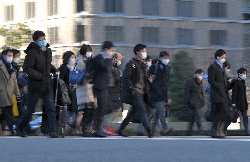 マスク姿で通勤する人たち=JR東京駅前で2022年1月、手塚耕一郎撮影