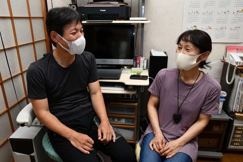 前岡正人さん(左)と妻ミカさん=高知市北新田町の「マッサージ・はり治療 まえおか」で2022年10月14日午後8時10分、井上大作撮影