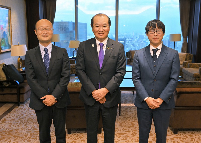 大和証券グループ本社を表敬訪問した将棋の渡辺明名人(左)と囲碁の本因坊文裕(右)。中央は中田誠司社長=東京都千代田区で2022年11月9日午後4時21分、手塚耕一郎撮影