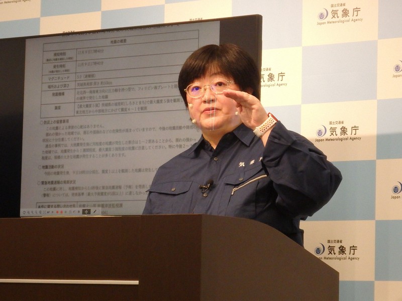 茨城県北部で震度5強を観測した地震を受け、記者会見で注意を呼び掛けた気象庁の鎌谷紀子・地震津波監視課長=東京都港区で2022年11月9日午後6時57分、安藤いく子撮影