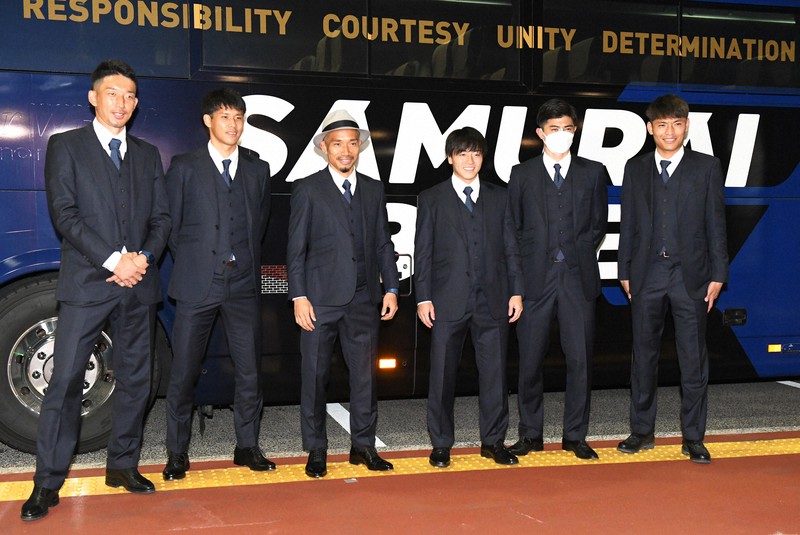 サッカーW杯カタール大会へ向かうため成田空港に到着し、記念撮影に応じる日本代表の選手たち=2022年11月9日午後8時26分、西夏生撮影