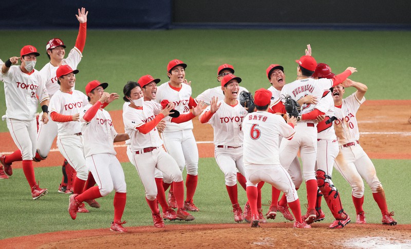 【NTT東日本-トヨタ自動車】優勝して喜ぶトヨタ自動車の選手たち=京セラドーム大阪で2022年11月9日、中川祐一撮影