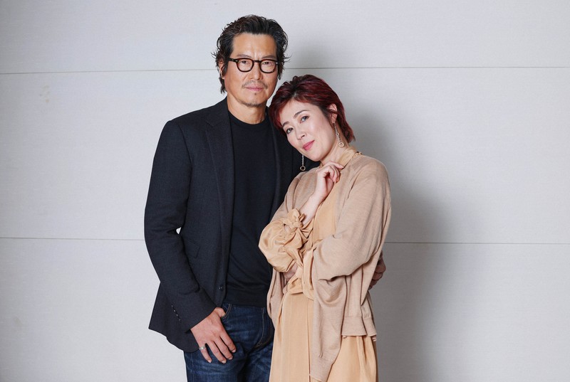 映画「あちらにいる鬼」に主演する寺島しのぶさん(右)と、豊川悦司さん=大阪市北区で2022年11月4日、梅田麻衣子撮影