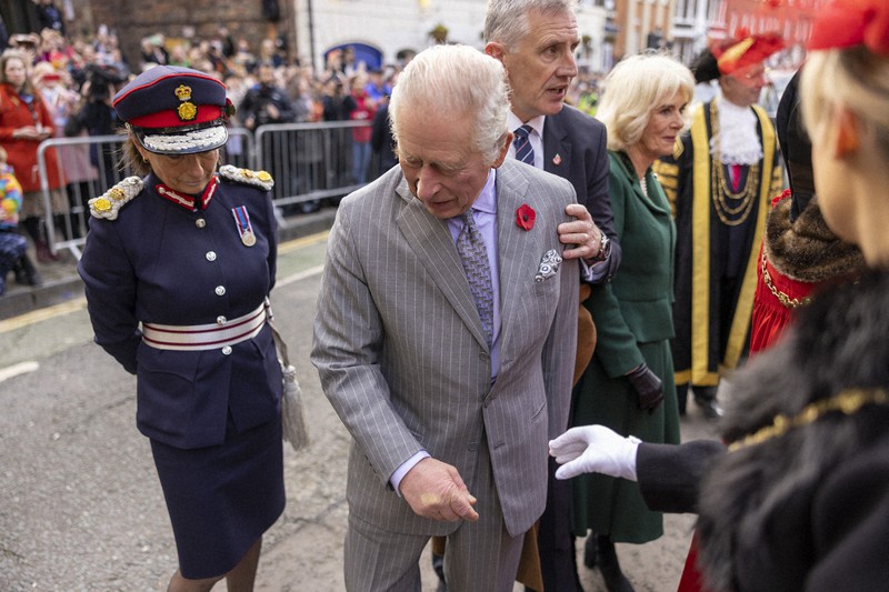 卵を投げつけられた直後の英国のチャールズ国王(左から2人目)=英中部ヨークで2022年11月9日、AP