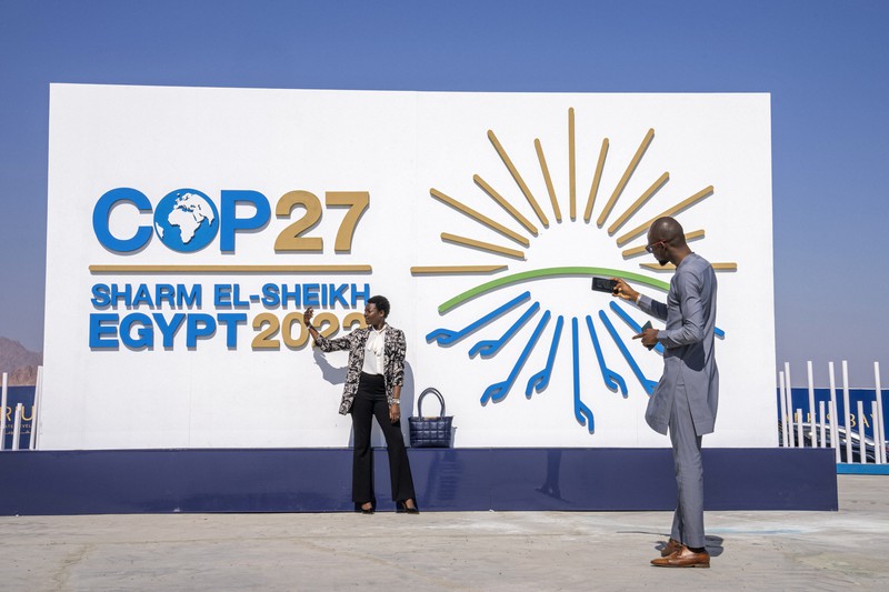 約2週間にわたって開催されるCOP27には、各国政府代表団やNGOメンバーなど4万人以上が参加するという=エジプト・シャルムエルシェイクで2022年11月6日、AP