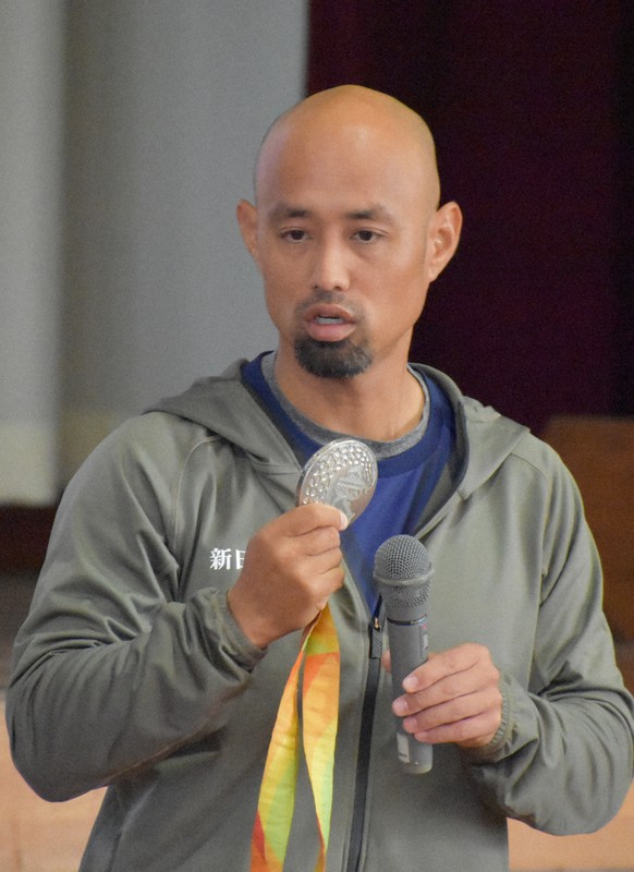 リオパラリンピックで獲得した銀メダルを披露する山本篤さん=静岡県磐田市の竜洋西小学校で2022年11月10日午前9時57分、山田英之撮影