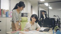 ショートムービーのワンシーン。同僚（左）と打ち合わせ中、上司（右奥）から話しかけられるが、その声に気づかない＝きこいろ提供