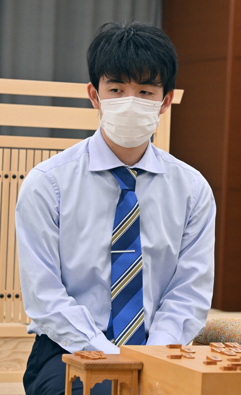 第81期名人戦A級順位戦4回戦に勝利し、記者からの質問に答える藤井聡太王将=名古屋市中村区のミッドランドスクエアで2022年10月12日午後11時7分、岩下幸一郎撮影